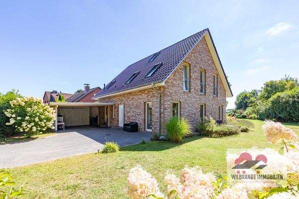 Eingangsseite mit Carport