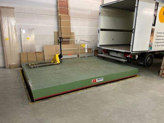Hebebühne im großen Lagerraum