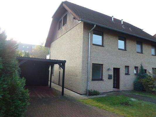 Vorderseite, mit Carport