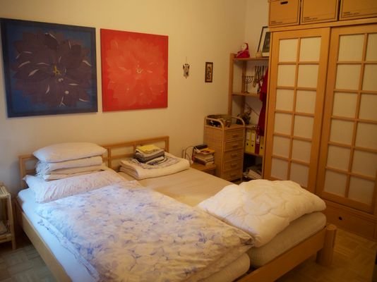 Schlafzimmer mit Vollholzmöbeln