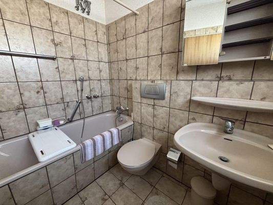 …Tageslichtbad mit Wanne