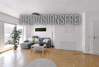 Großzügiges Wohnzimmer mit Balkonzugang