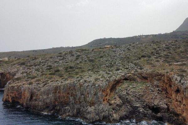 Kreta, Kokkino Chorio: Grundstück am Meer mit Genehmigung für Luxusvilla zu verkaufen
