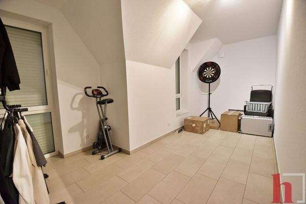 Helles Zimmer mit Sportgerät