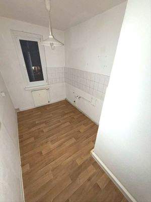 Küche mit Fliesenwand