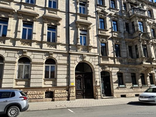 Hauseingang mit einer beeindruckenden Fassade
