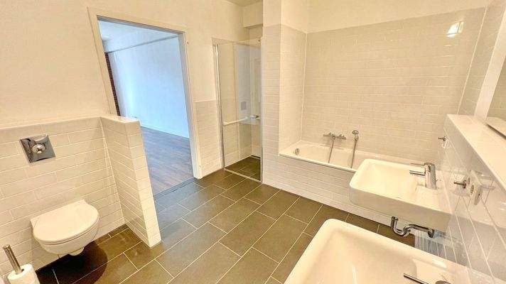 Bad mit Dusche und Wanne