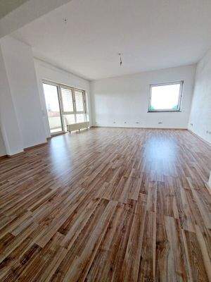 Offener Wohn und Esszimmerbereich mit Weinbergblic