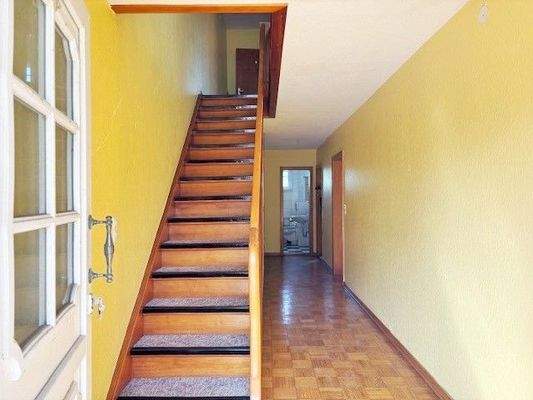 Flur mit Treppe zum DG.jpg