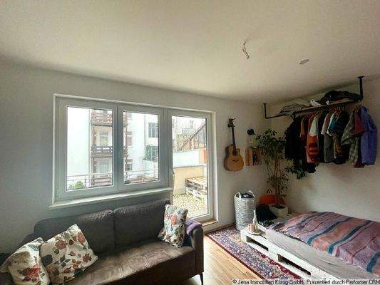 Zimmer mit Zugang zum Balkon