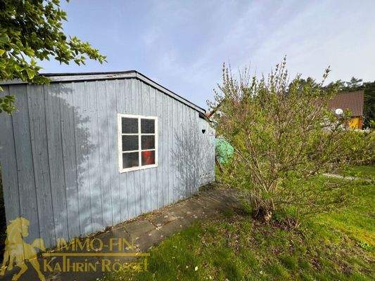 Unterstellgebäude mit Außen-WC