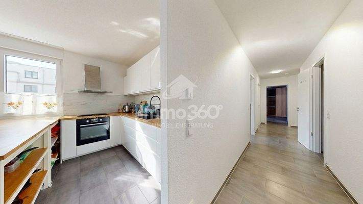 Wohnküche und Flur mit seperat begehbaren Zimmern