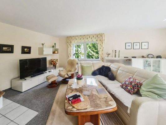 Wohnzimmer mit Kamin im OG