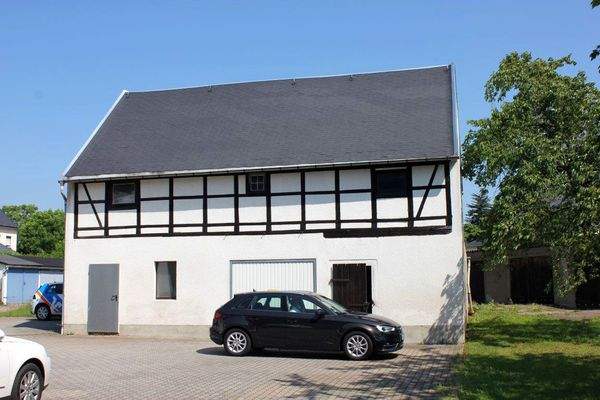 Nebengebäude mit Garage und Lagerräumen