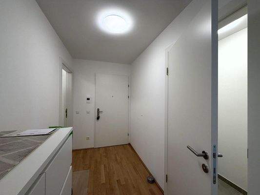 Wohnungseingang ( 1 / 2 ) mit Gäste-WC ( 1 / 4 )