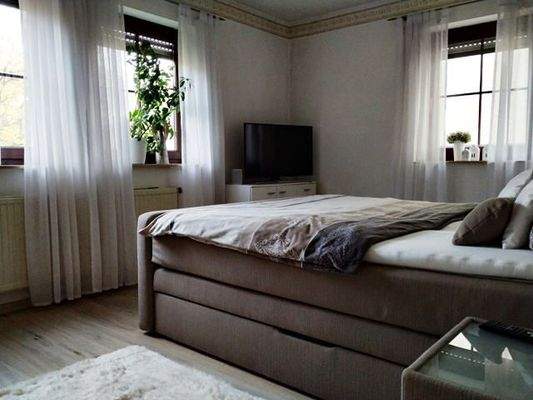 OG_Schlafzimmer mit Laminatboden