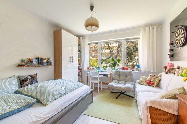 Gemütliches Schlafzimmer mit viel Tageslicht