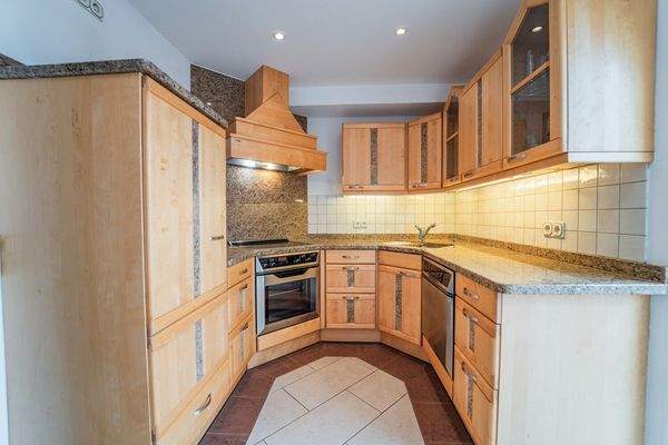 Vollholz-Einbauküche