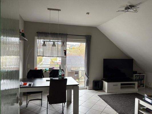 Wohn- und Esszimmer mit Balkon