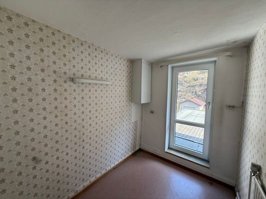 1. OG Zimmer III mit Ausgang zum Balkon