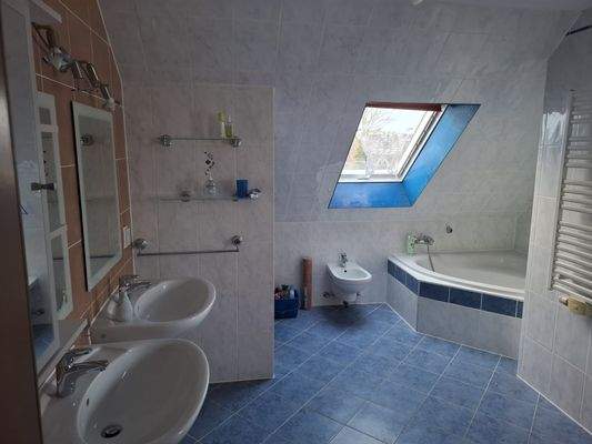 Badezimmer OG Blick von der Tür aus