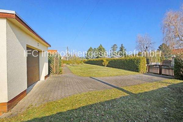 Grundstück mit Garage und Zufahrt