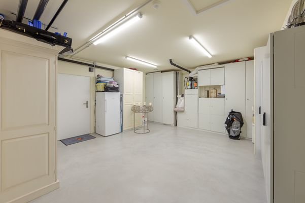 Kellerraum mit Zugang zur Garage.jpg