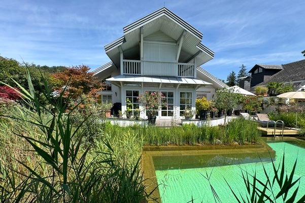 Gartenansicht des Einfamilienhauses