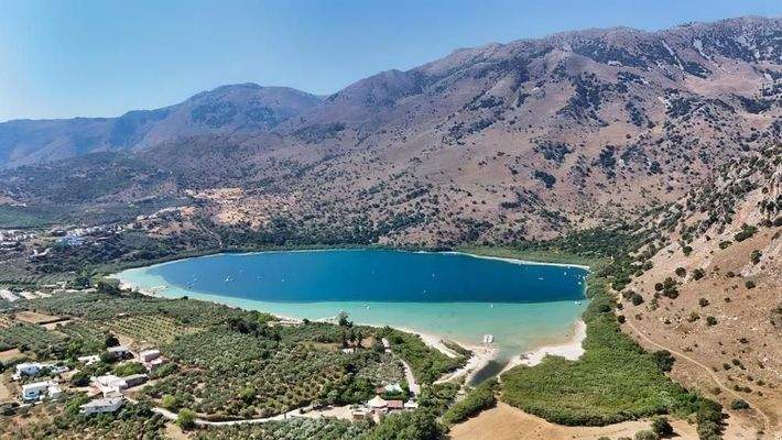 Kreta, Kournas: Spektakuläre Villa mit Tennisplatz nahe des Kournas-Sees zu verkaufen
