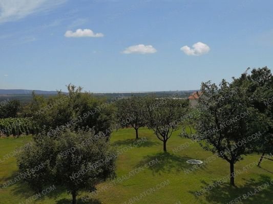 Ausblick mit Fernblick auf den Balaton