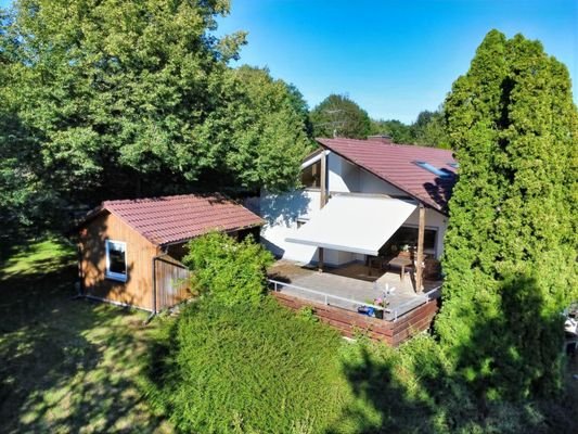 Terrasse und Gartenhaus