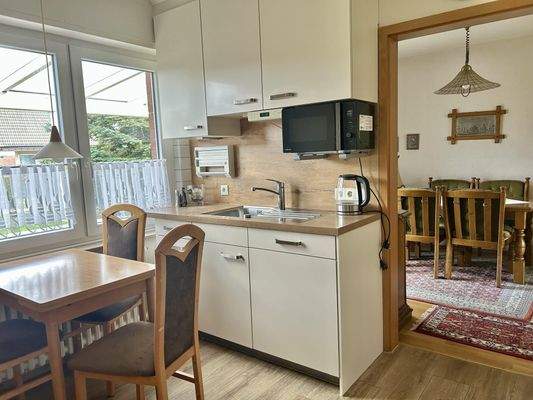 Küche mit Zugang zum Esszimmer