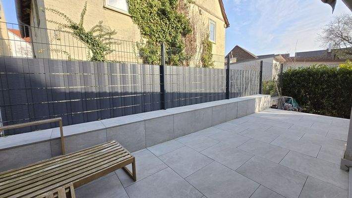 Terrasse mit kleinem Gartenanteil