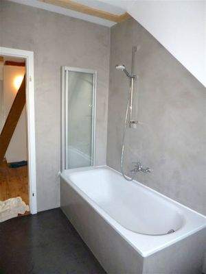 Badewanne mit Duschabtrennung