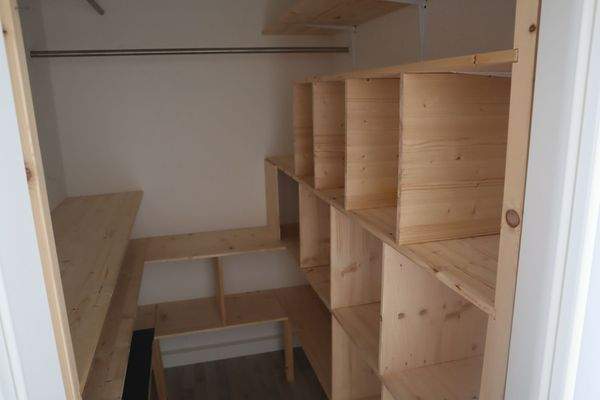 begehbarer Kleiderschrank innerhalb einer Wohnung