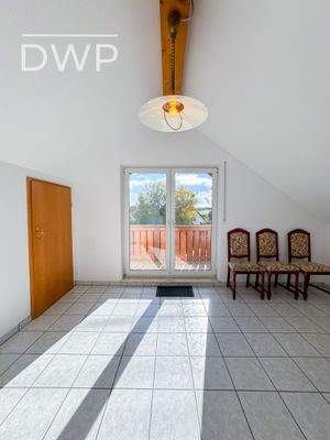 Helles Schlafzimmer mit Balkonzugang