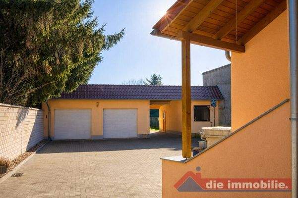 Doppelgarage mit Hofzufahrt