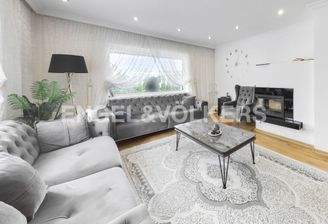 Helles Wohnzimmer mit Holzofen