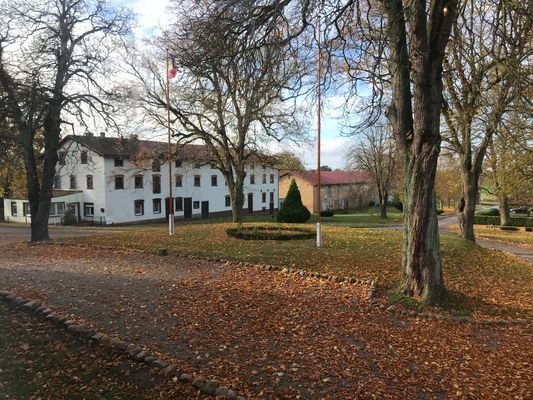 Hof 3 im Herbst