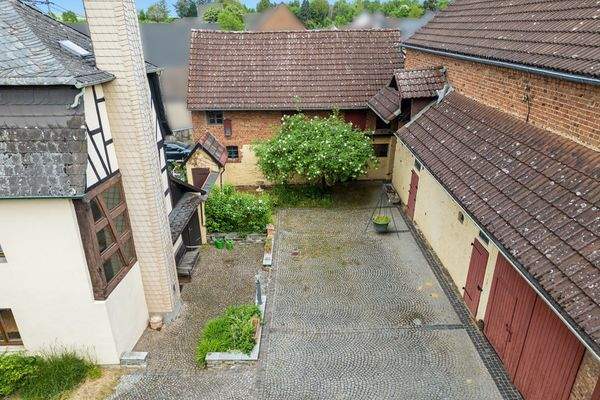 Innenhof mit Nebengebäuden