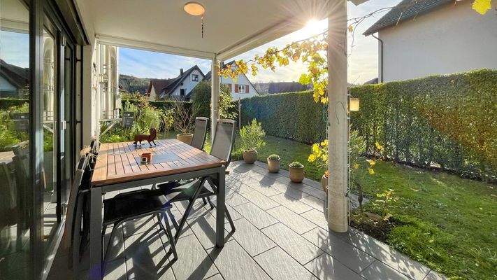 Die großzügige, überdachte Terrasse lädt zum Verweilen ein 