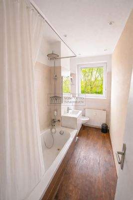 Helles freundliches Bad mit Tageslicht und Ausblick