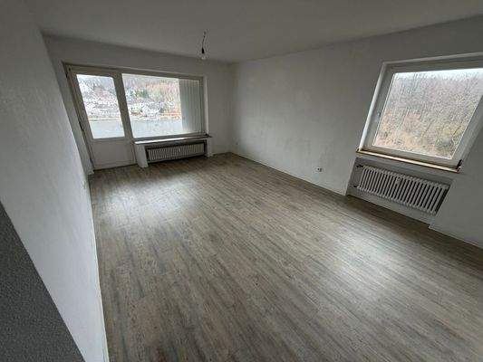 Leeres Wohnzimmer mit Aussicht