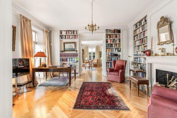 Bibliothek mit angrenzendem Wohnzimmer