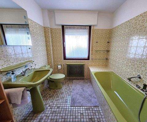 DAS TAGESLICHTBADEZIMMER MIT WANNE UND DUSCHE