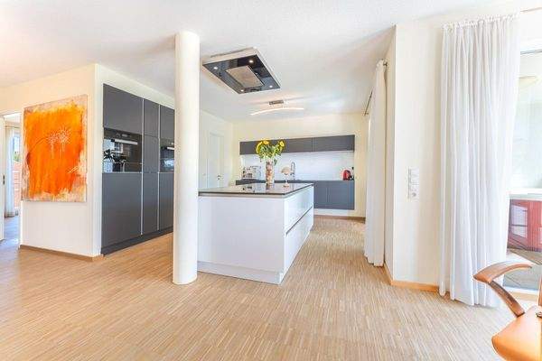 Blick vom Essbereich zur Küche