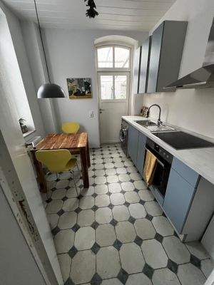 Küche mit Zugang zur massiven Überdachung/Terrasse