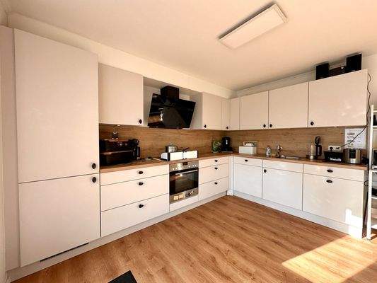 Stilvolle Einbauküche im offenen Wohnbereich