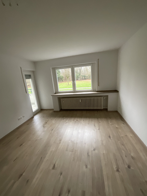 Wohnzimmer mit Zugang zum Balkon