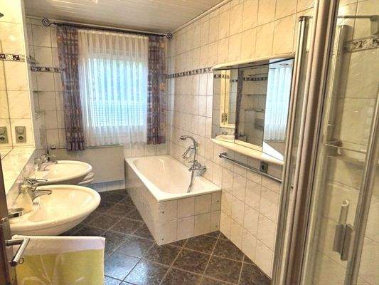 gr. Bad mit Wanne und Dusche EG